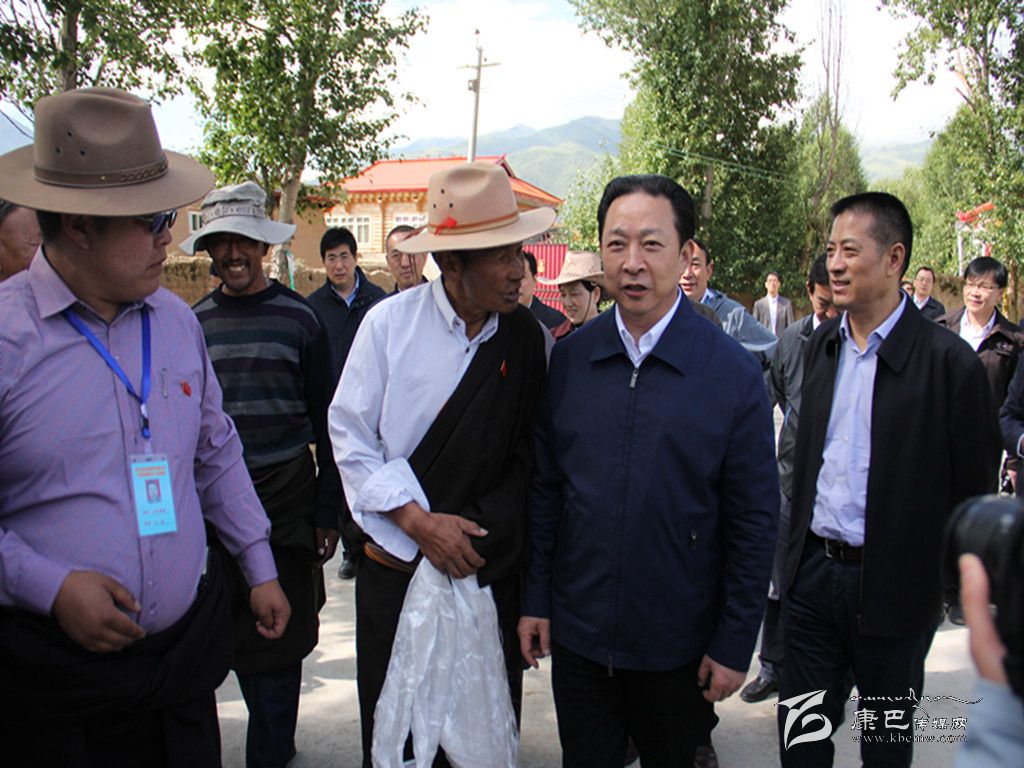 黃新初在甘孜縣調(diào)研指導(dǎo)扶貧開發(fā)工作、慰問對口支援我州的干部人才代表掠影