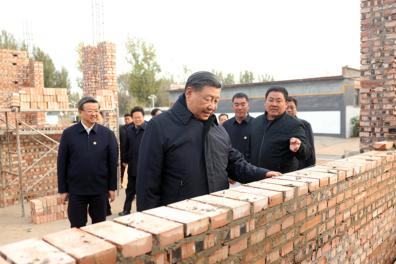 2023年11月10日，習(xí)近平總書記在河北保定涿州市刁窩鎮(zhèn)萬全莊村房屋重建施工現(xiàn)場考察。