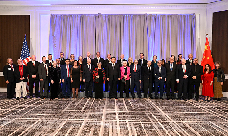 這是美國友好團體聯(lián)合歡迎宴會開始前，習近平主席會見飛虎隊和史迪威將軍后人、鼓嶺、艾奧瓦州、華盛頓州等方面友好人士代表，同他們親切交談并合影留念。