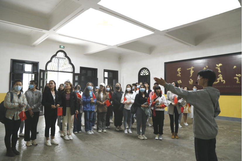 2021年5月20日，在喜迎中國共產(chǎn)黨建黨100周年之際，我校開展了少數(shù)民族學生“學黨史、感恩黨、跟黨走”紅色研學活動。