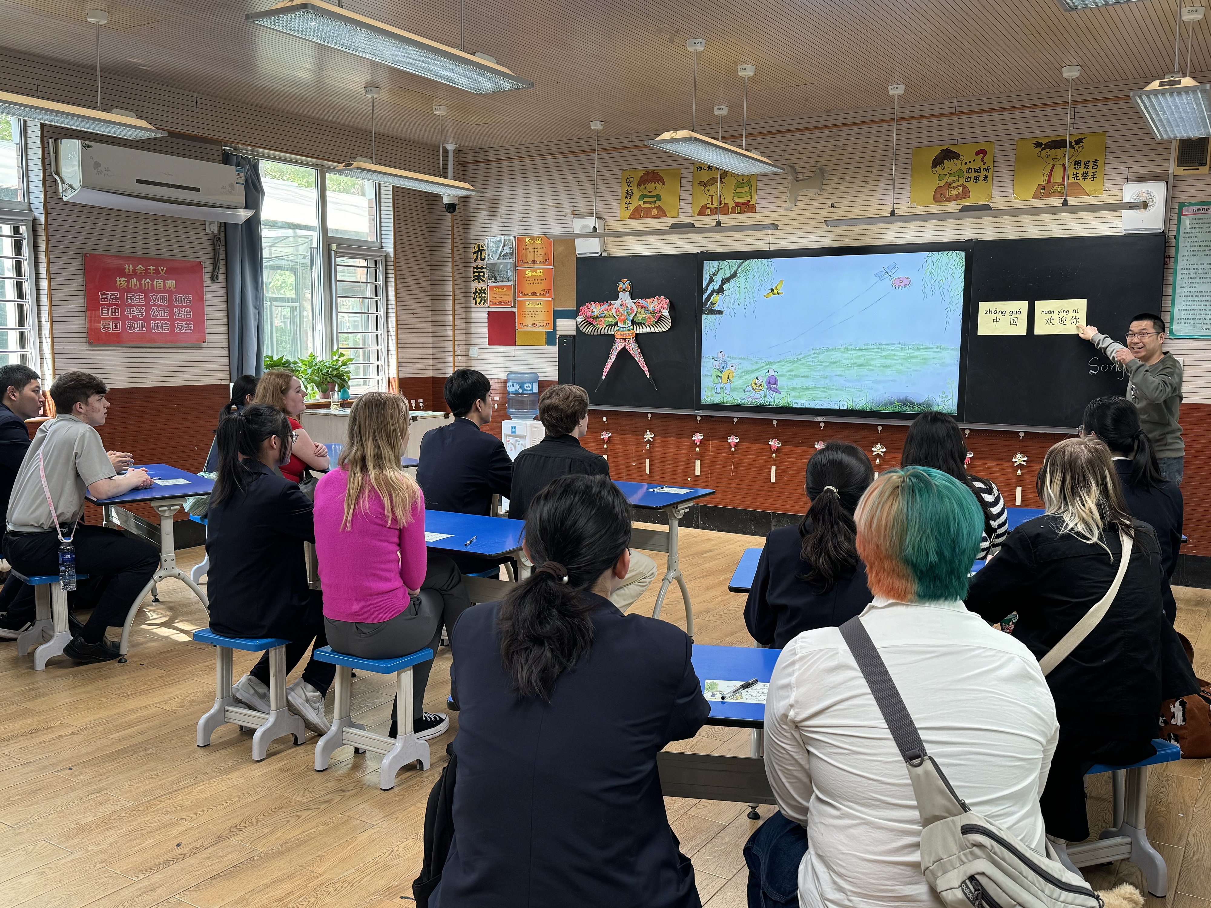 2024年4月20日，美國(guó)艾奧瓦州馬斯卡廷高中“友誼傳承”研學(xué)團(tuán)來到石家莊外國(guó)語學(xué)校，中美學(xué)生同上一節(jié)中文課。