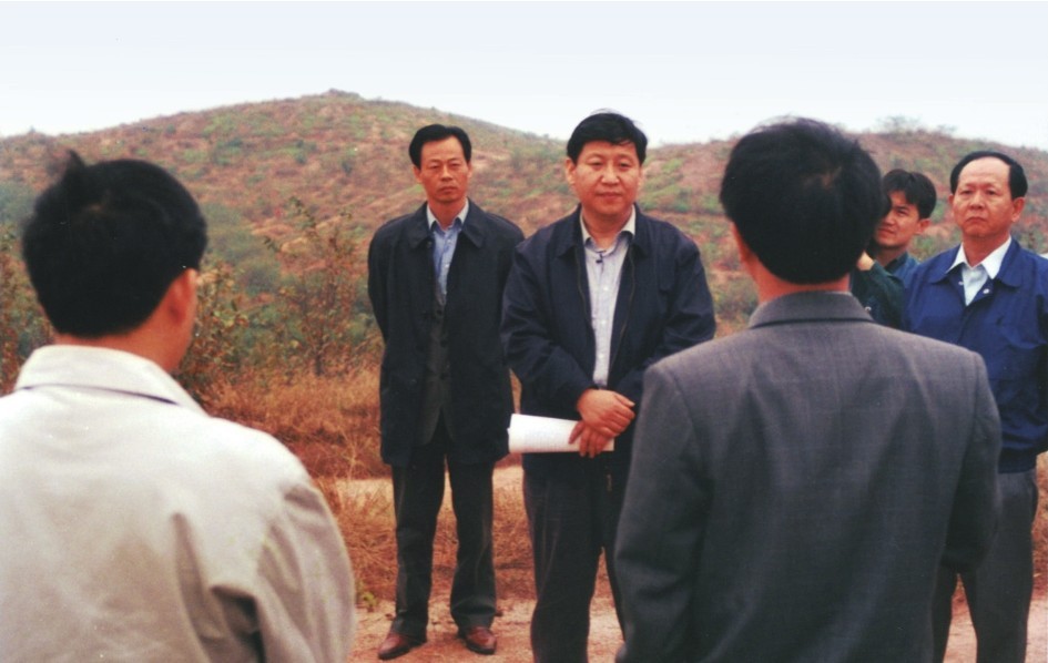 1999年11月，習近平在龍巖市長汀縣河田水土流失治理區(qū)調研。圖源：《習近平在福建（下）》