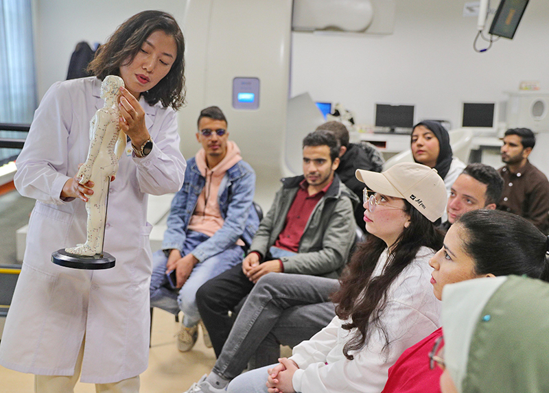 2023年4月19日，河北省秦皇島市中醫(yī)醫(yī)院醫(yī)務(wù)工作者為燕山大學(xué)外國留學(xué)生講解中醫(yī)經(jīng)絡(luò)知識。