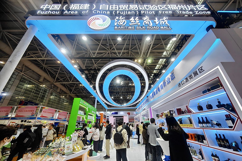 2024年3月18日，第四屆中國跨境電商交易會在福建福州開幕。展會聚焦“鏈接跨境全流域 共建電商新生態(tài)”，集聚全國80余個外貿(mào)產(chǎn)業(yè)帶的上千家供應(yīng)鏈企業(yè)。