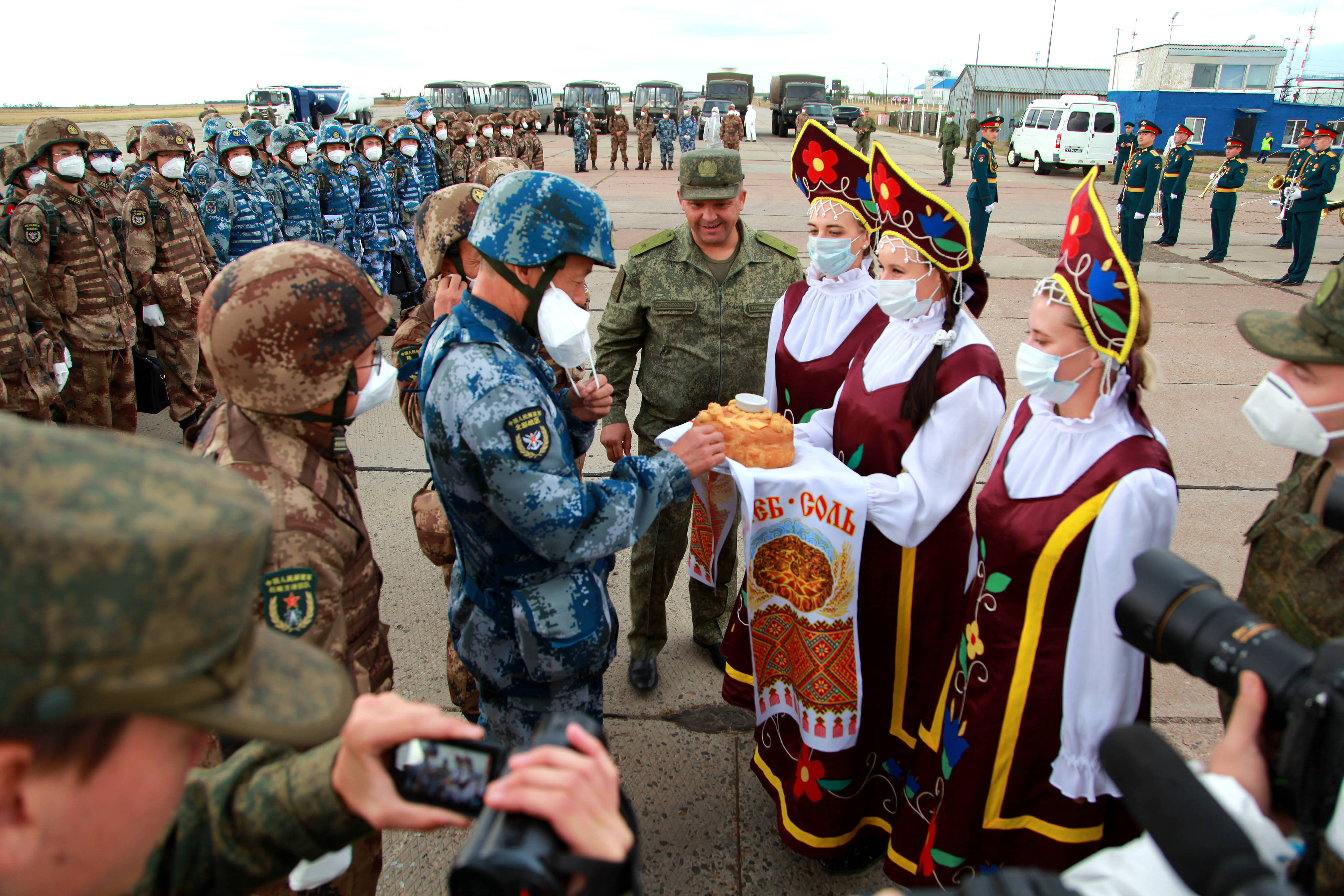 當(dāng)?shù)貢r間2021年9月10日，跨境參加“和平使命-2021”上海合作組織成員國聯(lián)合反恐軍演的中方部隊導(dǎo)演部抵達俄羅斯奧倫堡“東古茲”靶場演習(xí)地域。圖為俄方人員為中方人員舉行歡迎儀式。