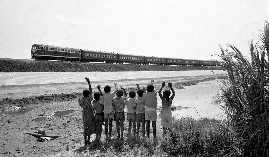 贊比亞魯西瓦西湖畔的少年兒童歡迎坦贊鐵路的列車(chē)通到他們的家鄉(xiāng)（1976年攝）。